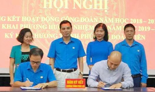 LĐLĐ huyện Thanh Trì (bên trái) ký chương trình phúc lợi cho đoàn viên công đoàn với Công ty cổ phần đầu tư Landcom. Ảnh: T.T