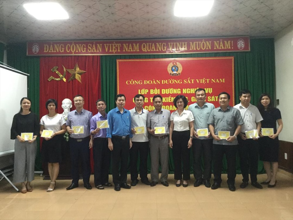 Đồng chí Nguyễn Văn Oánh - Phó chủ nhiệm Uỷ ban kiểm tra Tổng Liên đoàn Lao động Việt Nam và đồng chí Dương Thị Mơ - Phó Chủ tịch Công đoàn Đường sắt Việt Nam trao giấy chứng nhận cho các học viên