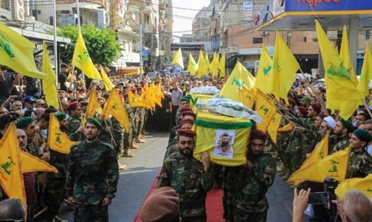 Các thành viên phong trào Hezbollah của Lebanon diễu quan tài của một thành viên thiệt mạng trong cuộc tấn công của Israel vào Syria ở Beirut ngày 26.8.2019. Ảnh: AFP/Getty Images
