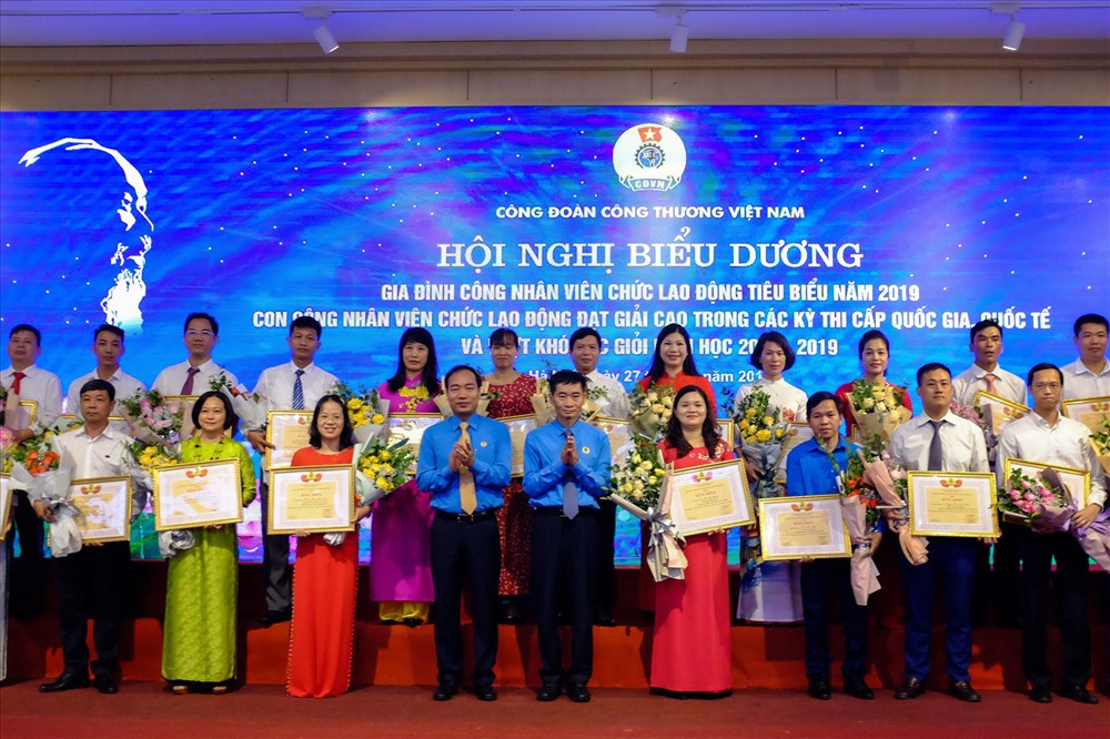 Đồng chí Trần Văn Thuật và đồng chí Trần Quang Huy trao bằng khen tới gia đình công nhân viên chức lao động tiêu biểu năm 2019. Ảnh: Sơn Tùng