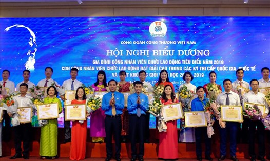 Đồng chí Trần Văn Thuật và đồng chí Trần Quang Huy trao bằng khen tới gia đình công nhân viên chức lao động tiêu biểu năm 2019. Ảnh: Sơn Tùng