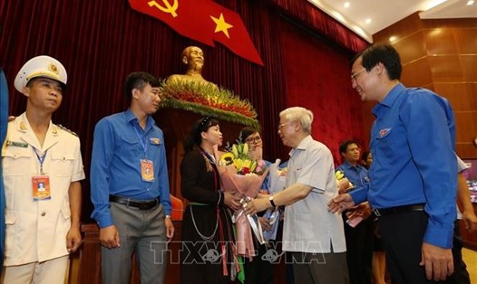 Tổng Bí thư, Chủ tịch Nước Nguyễn Phú Trọng tặng hoa các đảng viên trẻ tiêu biểu.Ảnh: Trí Dũng/TTXVN