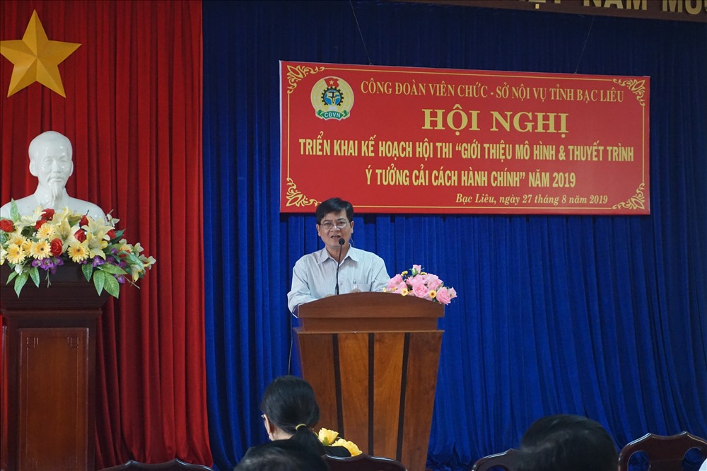 Ông Trương Thanh Sang, Phó Chủ tịch Công đoàn Viên chức Bạc Liêu phổ biến nội dung, kế hoạch hội thi (ảnh Nhật Hồ)