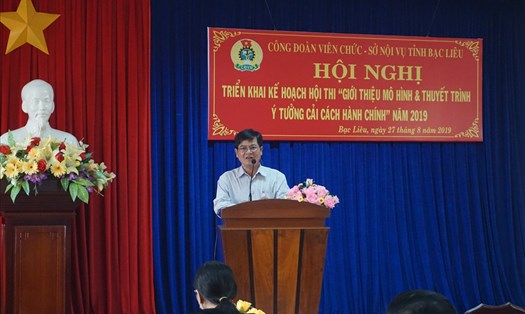 Ông Trương Thanh Sang, Phó Chủ tịch Công đoàn Viên chức Bạc Liêu phổ biến nội dung, kế hoạch hội thi (ảnh Nhật Hồ)
