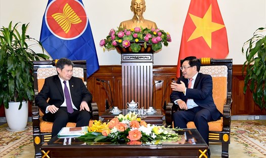 Phó Thủ tướng, Bộ trưởng Ngoại giao Phạm Bình Minh và Tổng Thư ký ASEAN Lim Jock Hoi. Ảnh: Tuấn Anh.