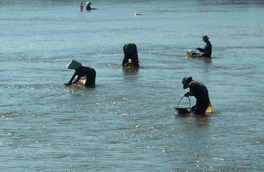 4 mẹ con tủ vong khi đi bắt ốc trên Vịnh Cam Ranh. Ảnh minh họa