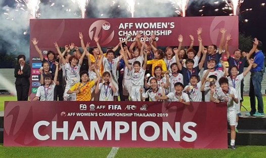 Tuyển nữ Việt Nam đánh bại Thái Lan để giành ngôi vô địch giải Đông Nam Á 2019. Ảnh: AFF