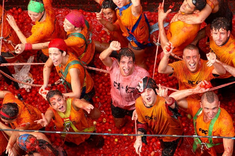 Lễ hội ném cà chua ''La Tomatina’’ ở Tây Ban Nha luôn thu hút đông đảo du khách tham gia.