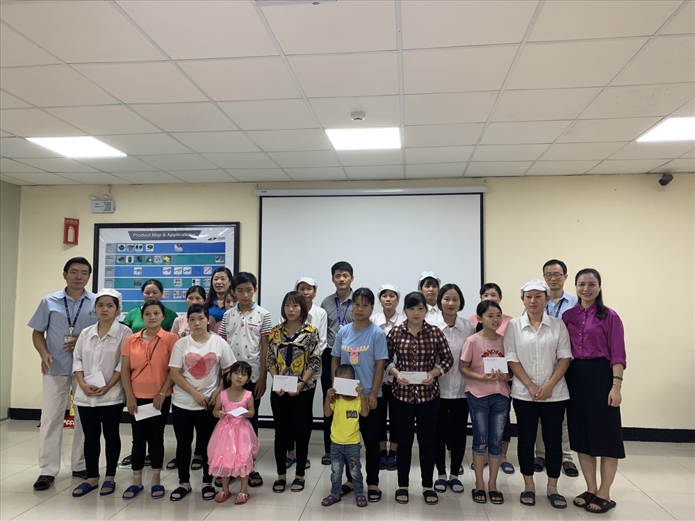 Lãnh đạo Liên đoàn Lao động tỉnh, Công đoàn các Khu công nghiệp tỉnh trao học bổng cho  con công nhân lao động có hoàn cảnh khó khăn.