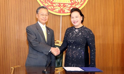 Chủ tịch Quốc hội Nguyễn Thị Kim Ngân và Chủ tịch Hạ viện, Chủ tịch Quốc hội Vương quốc Thái Lan Chuan Leekpai. Ảnh: VOV