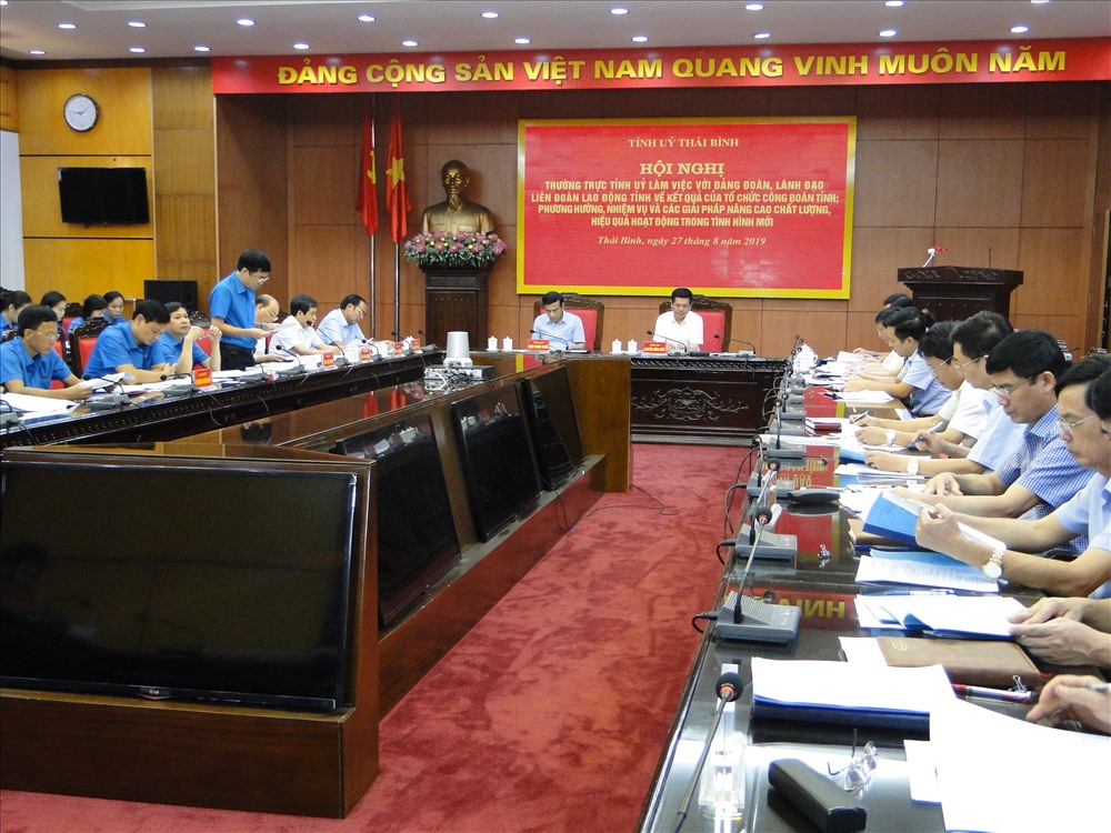 Đồng chí Bùi Xuân Vinh - Chủ tịch LĐLĐ tỉnh báo cáo kết quả hoạt động của tổ chức công đoàn tại hội nghị. Ảnh: B.Mạnh