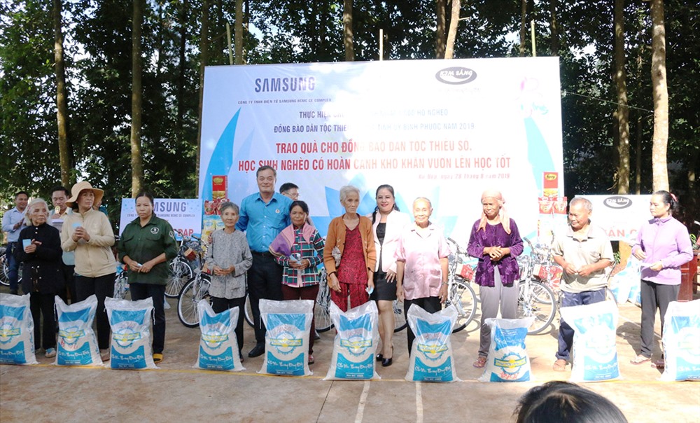 Trao quà cho đồng bào dân tộc thiểu số và học sinh vượt khó học giỏi xã Hưng Phước.