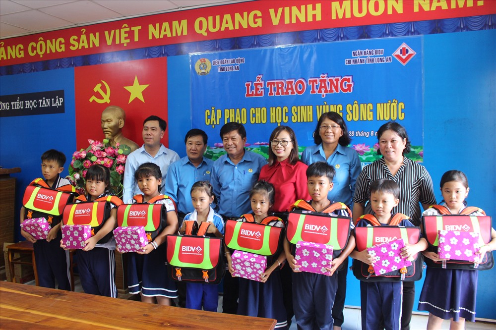 Trao cặp phao cho học sinh vùng Đồng Tháp Mười, tỉnh Long An. Ảnh: K.Q