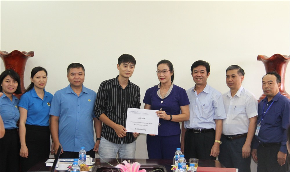 PGS.TS Phạm Thanh Bình cùng đồng chí Bí thư Đảng ủy, Hiệu trưởng Nhà trường trao hỗ trợ cho đoàn viên của CĐCS Trường Đại học Y Dược Hải Phòng. Ảnh: X.Thảo