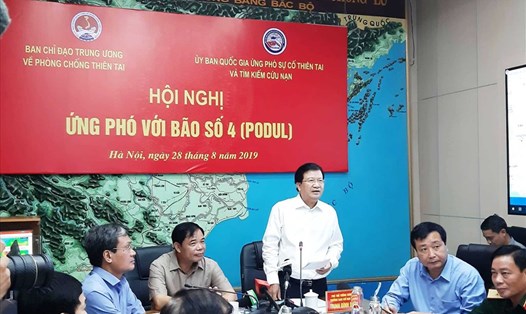 Phó Thủ tướng Trịnh Đình Dũng chỉ đạo triển khai các giải pháp ứng phó với bão số 4 Pudul. Ảnh: Hoàng Linh
