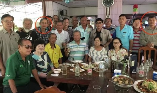 Ông Thanapat Anakesri (khoanh tròn bên phải) và nạn nhân Suthat Kosayamat (khoanh tròn bên trái) trong cuộc họp lớp ở Ang Thong, Thái Lan. Ảnh: Metro.