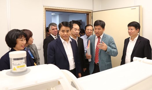 Chủ tịch Hà Nội Nguyễn Đức Chung thăm quan hệ thống máy hiện đại. Ảnh: Hải Yến