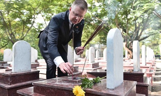 Đại sứ Mỹ Daniel Kritenbrink thắp hương tại Nghĩa trang quốc gia Trường Sơn. Ảnh: ĐSQ Mỹ