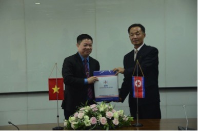 Đồng chí Khuất Quang Mậu, Chủ tịch Công đoàn Điện lực Việt Nam (bên trái) nồng nhiệt chào mừng và tặng quà lưu niệm đại diện đoàn công tác do đồng chí Ju Yong Gil - Ủy viên Trung ương Đảng Lao động Triều Tiên, Chủ tịch GFTUK. Ảnh: T.Hưng