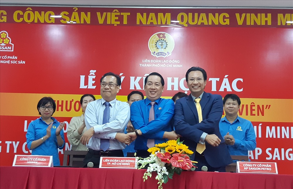 Đại diện các đơn vị ký kết. Ảnh Nam Dương