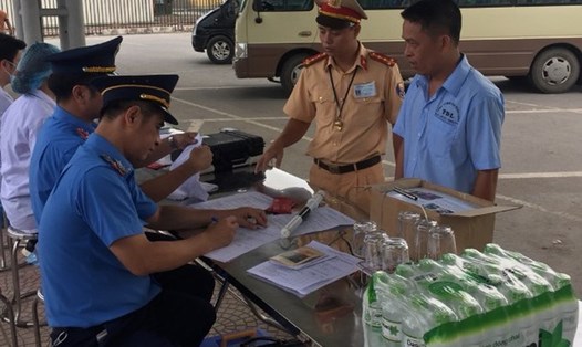 Lực lượng liên ngành thành phố Hà Nội kiểm tra nồng độ cồn, ma túy với lái xe. Ảnh PV