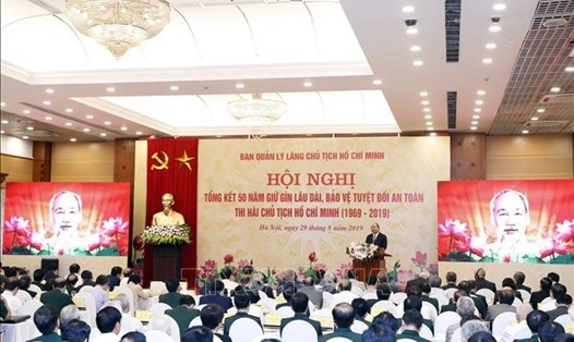 Thủ tướng Nguyễn Xuân Phúc phát biểu chỉ đạo tại Hội nghị tổng kết 50 năm gìn giữ, bảo vệ tuyệt đối an toàn thi hài Chủ tịch Hồ Chí Minh. Ảnh: TTX