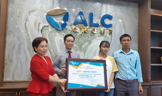 Tập đoàn ALC trao chứng nhận tài trợ cho em Phúc. Ảnh: PV