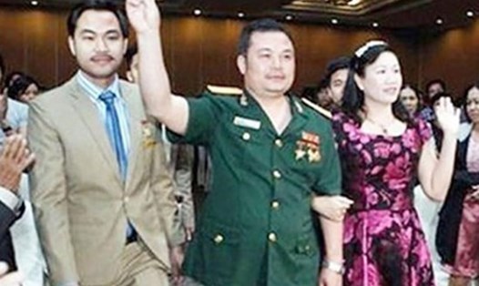 "Trùm" đa cấp Liên Kết Việt Lê Xuân Giang (ở giữa) tiếp tục bị truy tố về hành vi lừa đảo hơn 68.000 bị hại. Ảnh: TTXVN
