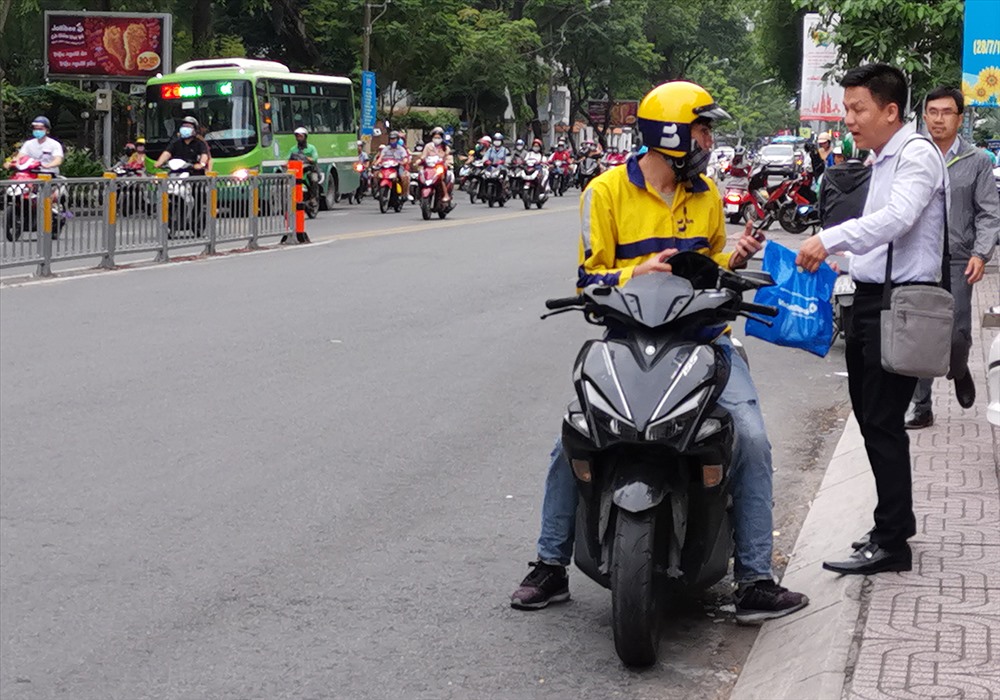 Tài xế xe ôm công nghệ đang được xem là cá nhân kinh doanh chịu thuế. Ảnh: PK.