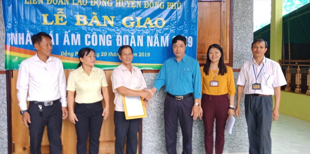 Chủ tịch LĐLĐ huyện Đồng Phú ông Phạm Hiệp – Trao quyết định tặng nhà cho đoàn viên Phải Chọn.