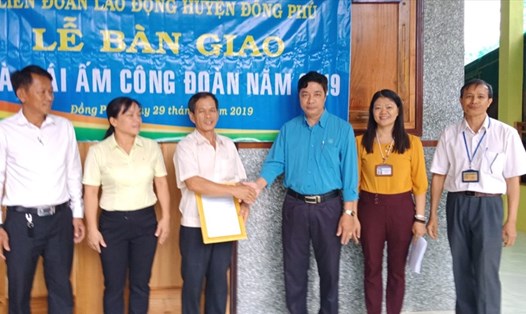 Chủ tịch LĐLĐ huyện Đồng Phú ông Phạm Hiệp – Trao quyết định tặng nhà cho đoàn viên Phải Chọn.