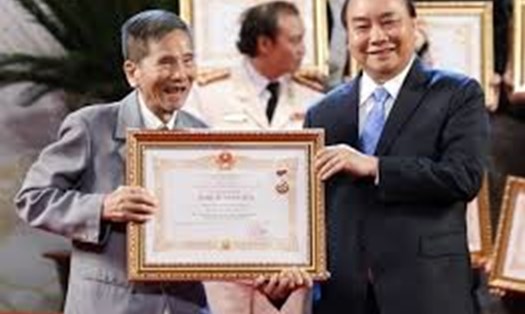 Nghệ sĩ Trần Hạnh chính thức được phong tặng Nghệ sĩ Nhân dân. Ảnh: VTV.