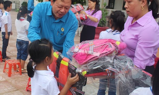 Ông Phan Huy Hoàng - Phó Chủ tịch thường trực Công đoàn Ngân hàng TMCP Đầu tư và Phát triển Việt Nam (BIDV) trao cặp phao cứu sinh cho học sinh Trường Tiểu học Sơn Thịnh, Hương Sơn, Hà Tĩnh. Ảnh: Trần Tuấn