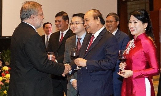 Thủ tướng Nguyễn Xuân Phúc và Phu nhân gặp gỡ các quan khách dự tiệc chiêu đãi tối 29.8. Ảnh: VGP