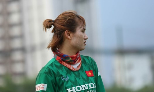 Cầu thủ nữ tập luyện giữa cái nắng 40 độ của Hà Nội, kem chống nắng trôi theo mồ hôi thành từng dòng. Ảnh: HOÀI THU