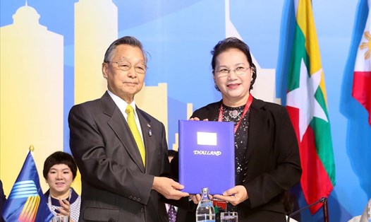 Chủ tịch Quốc hội Nguyễn Thị Kim Ngân tiếp nhận Chủ tịch AIPA 41 từ Thái Lan. 
Ảnh: TTXVN