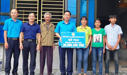 Đại diện lãnh đạo LĐLĐ tỉnh Ninh Bình trao tiền hỗ trợ xây nhà “Mái ấm Công đoàn” cho gia đình CNLĐ có hoàn cảnh khó khăn.