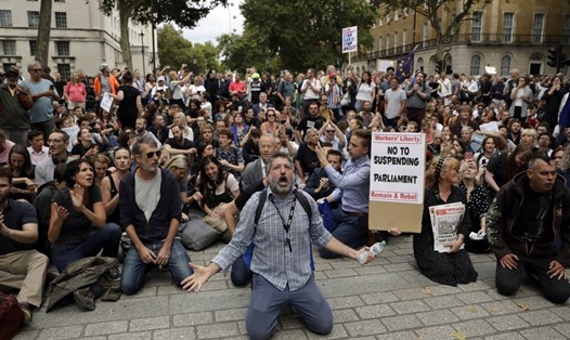 Người biểu tình phản đối đóng cửa hoạt động quốc hội bên ngoài văn phòng Thủ tướng Anh hôm 28.8. Ảnh: AP