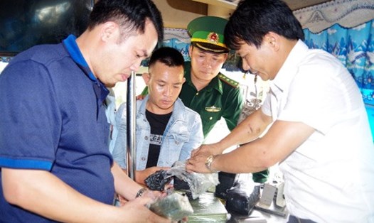 Thượng tá Nguyễn Văn Giáp (áo xanh) trực tiếp khám xét phương tiện vận chuyển ma túy. Ảnh: NVCC