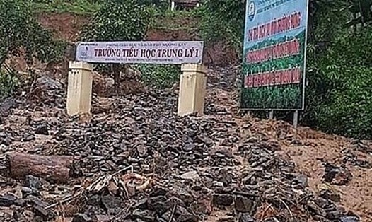 Sạt lở cuốn đất đá xuống trường tiểu học xã Trung Lý, huyện Mường Lát, Thanh Hóa. Ảnh do bạn đọc cung cấp.