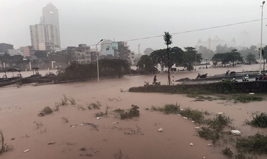 Nước sông biên giới Ka Long tiếp tục dâng cao, một số tuyến phố ở Móng Cái bị ngập cục bộ. Ảnh: Hữu Việt
