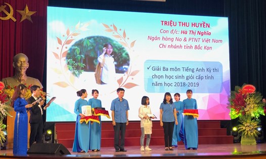 Đồng chí Trần Văn Thuật và Trịnh Thanh Hằng trao quà cho các học sinh, sinh viên khó khăn, vươn lên trong học tập. Ảnh: H.A