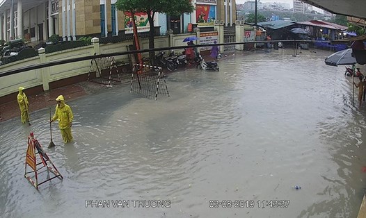 Tuyến phố của Hà Nội bị ngập.