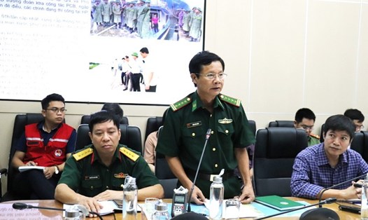 Đại tá Trần Văn Đình-Trưởng phòng cứu hộ cứu nạn, Bộ Tư lệnh Bộ đội biên phòng thông tin về 21 tàu cá, với 103 lao động của tỉnh Quảng Bình đã vào tránh trú bão tại đảo Hải Nam, Trung Quốc. Ảnh: Long Khánh