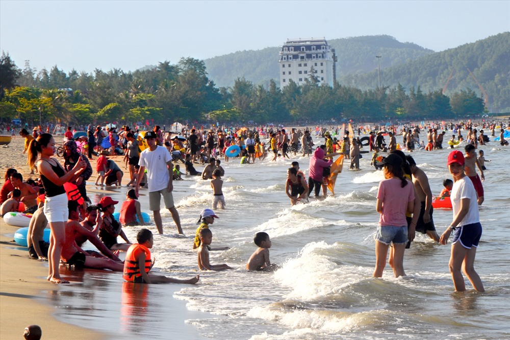 Biển Cửa Lò chật cứng vào mỗi dịp hè về. Ảnh: Minh Lý