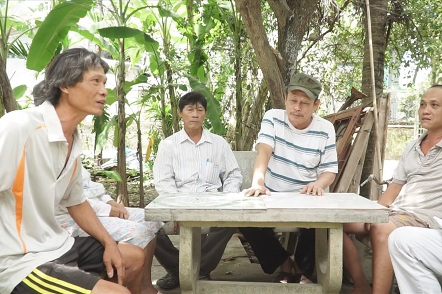 Người dân bức xúc trình bày với PV Báo Lao Động về mui hôi tại bãi rác Đa Phước. Ảnh HC