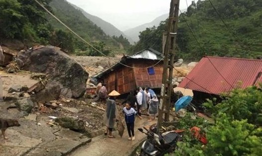 Công tác di dời người dân tại vùng sạt lở do mưa lũ hiện gặp nhiều khó khăn.