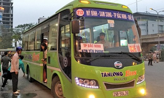 Xe buýt trợ giá giữa Hà Nội và một số tỉnh kế cận. Ảnh: G.T