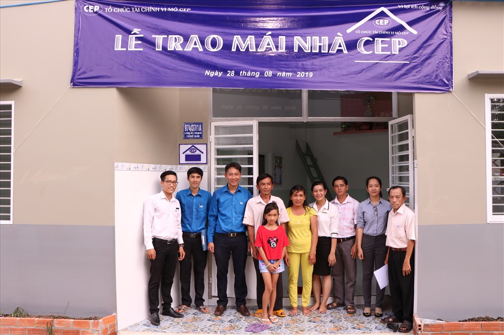 Trao tặng nhà cho chị Võ Thị Hồng.