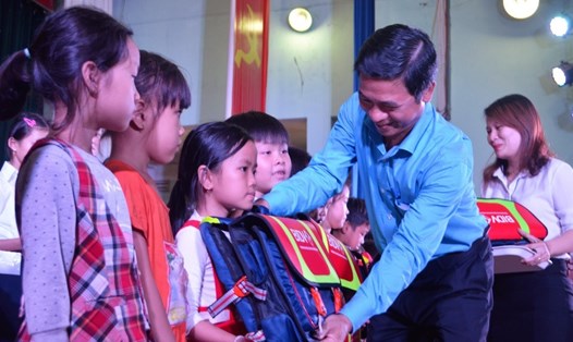 Chủ tịch LĐLĐ Bình Định trao cặp cứu sinh cho các em.